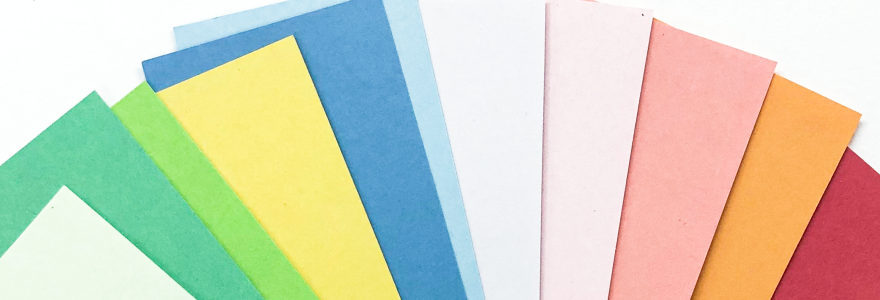 色上質紙とは、化学パルプ含有率が100％で、表面加工をしていない「上質紙に色をつけた用紙」です